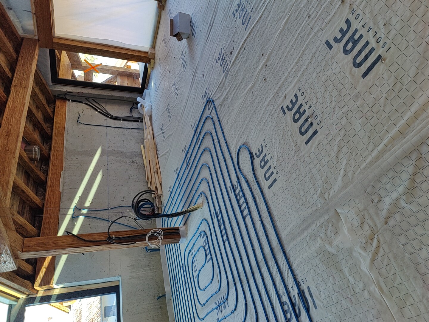 Plancher chauffant sur mousse projetée